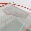 Gear Lofts Trapez, das an der Innenseite der Zeltdecke befestigt ist, von außen fotografiert