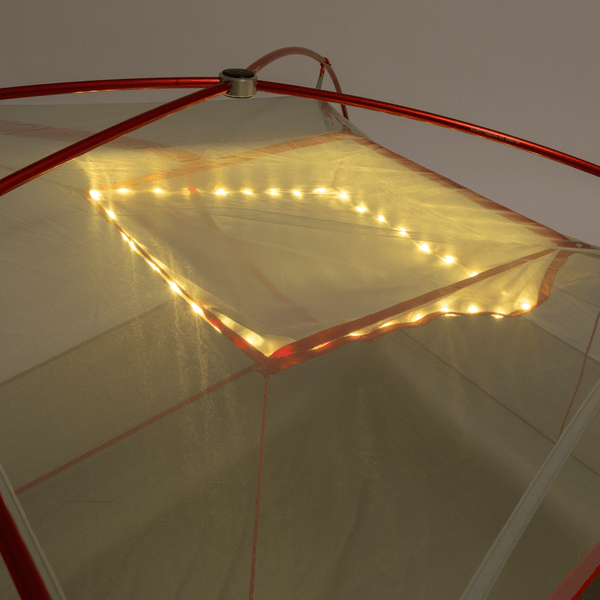 mtnGLO Tent Gear Loft an der Zeltdecke befestigt und mit Lichtern beleuchtet