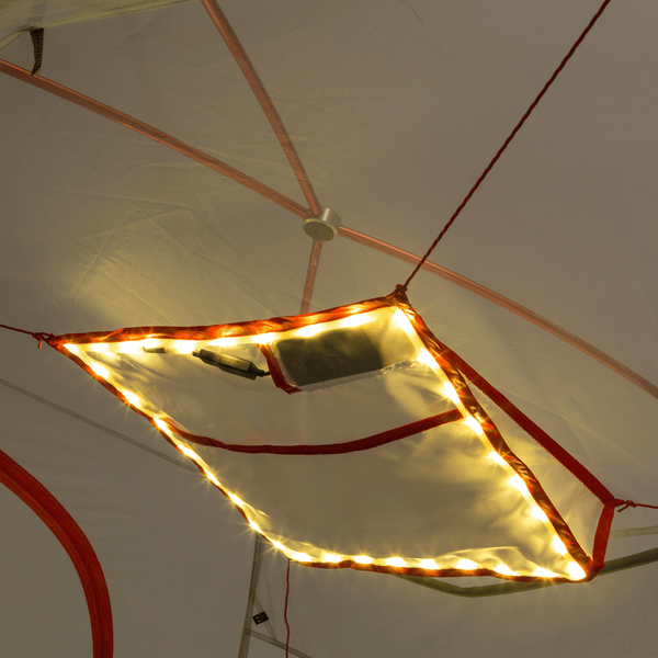 mtnGLO Tent Gear Loft an der Zeltdecke befestigt und mit Lichtern beleuchtet