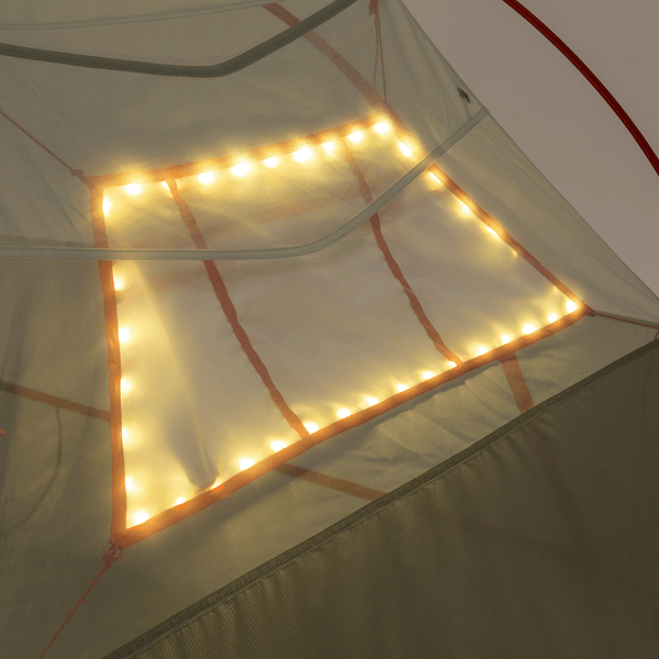 mtnGLO Tent Gear Loft an der Zeltwand befestigt und mit Lichtern beleuchtet