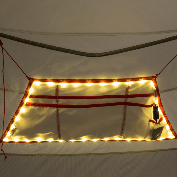 mtnGLO Tent Gear Loft an der Zeltwand befestigt und mit Lichtern beleuchtet