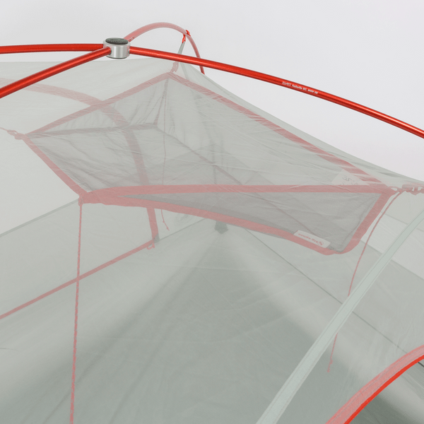 Gear Lofts Trapèze fixé à l'intérieur du plafond de la tente photographié de l'extérieur