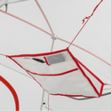 Loft pour équipement de tente mtnGLO fixé au plafond de la tente