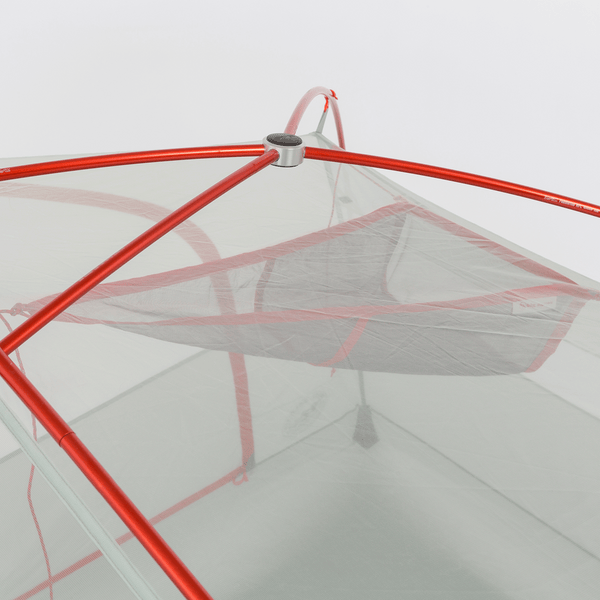 Gear Lofts Triangolo fissato all'interno del soffitto della tenda fotografato dall'esterno
