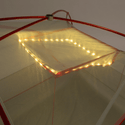 mtnGLO Loft per attrezzi da tenda fissato al soffitto della tenda con luci accese